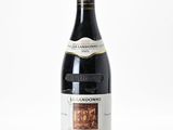 une bouteille de vin posée sur une table