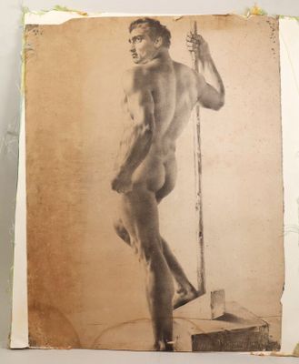 une vieille photo d'un homme debout sur un tabouret, tenant une perche