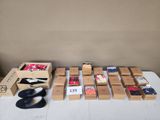 une table sur laquelle se trouvent de nombreuses boîtes de chaussures et une paire de tongs