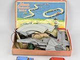 une boîte contenant un circuit de train miniature et une petite voiture