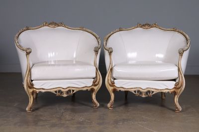 Paire de fauteuils corbeille en bois sculpté et redoré, la g…