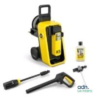 un kit de nettoyage et de lavage à haute pression jaune et noir, comprenant un flacon de produit nettoyant