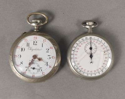 deux montres de poche en argent posées l'une à côté de l'autre sur une table