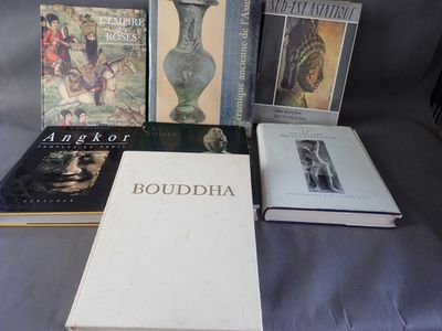 Plusieurs livres sont posés sur une table recouverte d'une nappe bleue.