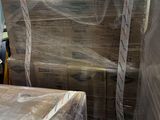 une pile de cartons sur une palette dans un entrepôt