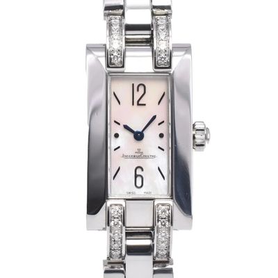 une photo d'une montre-bracelet pour femme dont le bracelet est orné de diamants