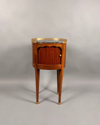 une petite table en bois avec un plateau en verre et des pieds