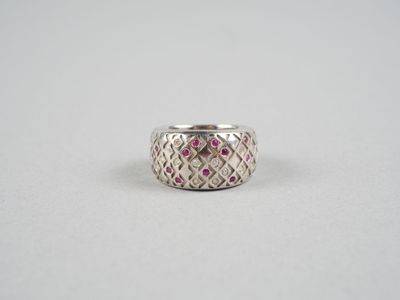 une bague en or blanc sertie de saphirs roses et de diamants