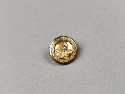 Gros plan sur une pièce d'or ornée d'une couronne
