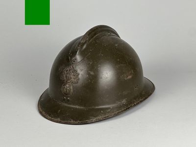 un casque posé sur une surface blanche