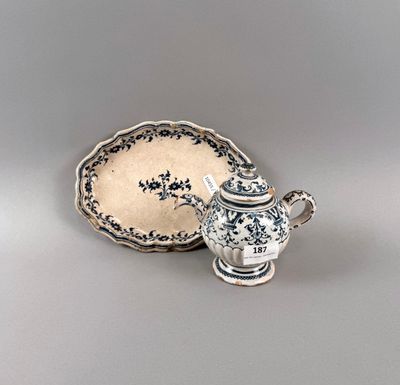 Petite verseuse en faïence à décor blanc/bleu de dents de re…