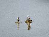 deux croix dorées et une croix dorée sur fond blanc