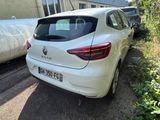 une voiture blanche garée sur le bord de la route