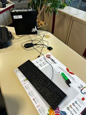 un bureau sur lequel se trouvent un clavier, une souris et un téléphone