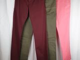 trois paires de pantalons pour femmes suspendues à un portant