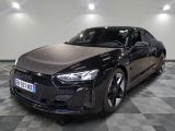 une photo d'une voiture de sport noire dans un showroom