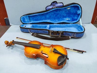 un violon et un étui à violon posés sur une table