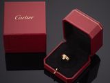 un gros plan sur une boîte rouge contenant une bague en or