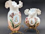 deux vases peints avec des fleurs