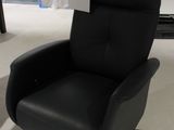 un fauteuil inclinable noir sur lequel est accrochée une étiquette de prix