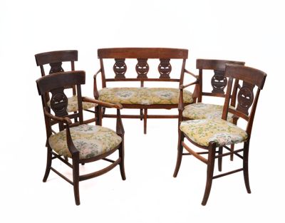 quatre chaises et une table au milieu d'une pièce