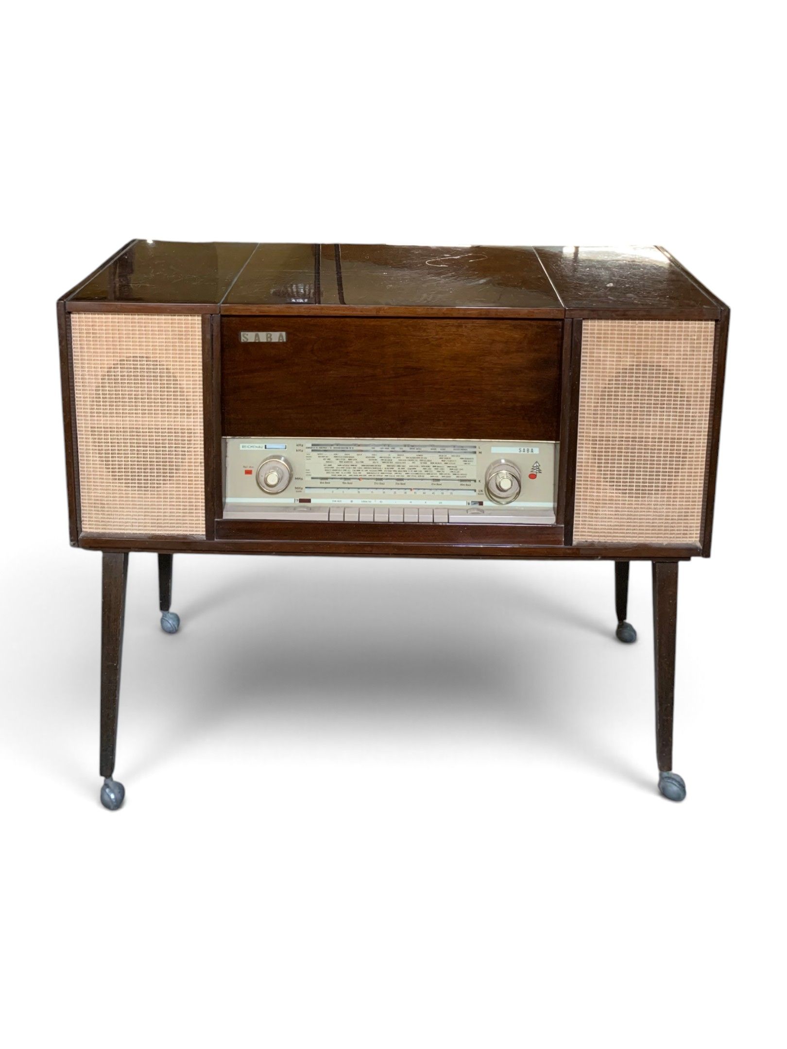 SABA. Meuble Hi-Fi avec système radio et platine.