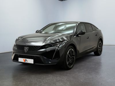 Le nouveau SUV Toyota C-HR est garé dans un showroom.