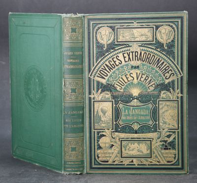 la couverture et le dos d'un livre vert orné de dorures