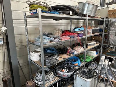 une étagère sur laquelle sont posés de nombreux types de fils différents