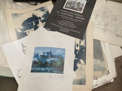 une pile de papiers et de photos sur une table