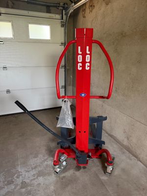 une machine rouge qui se trouve dans un garage
