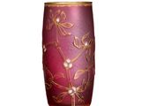 un vase rouge orné d'un motif doré