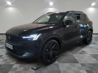 un 4x4 noir garé dans un garage au sol en damier
