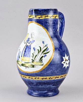 un vase bleu et blanc avec la photo d'une femme dessus