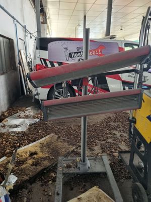 un bateau rouge et blanc posé sur un support dans un garage
