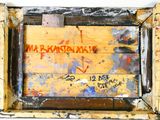 une photo d'une boîte en bois sur laquelle sont dessinés des graffitis