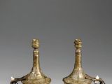 une paire de vases en laiton munis d'anses et de poignées