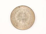 gros plan d'une pièce de monnaie sur une surface blanche avec un fond blanc