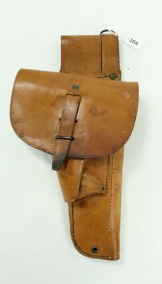 un étui en cuir marron muni d'une ceinture, sur fond blanc