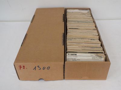 une boîte de disques ouverte posée sur une table blanche