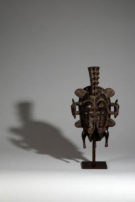 une image représentant une sculpture représentant une tête d'homme posée sur un socle