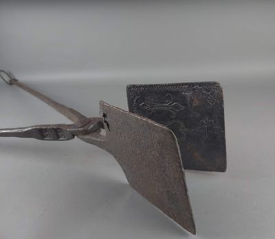 une paire de ciseaux posée sur une table