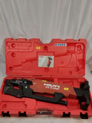 un étui rouge contenant un outil, posé sur une surface blanche
