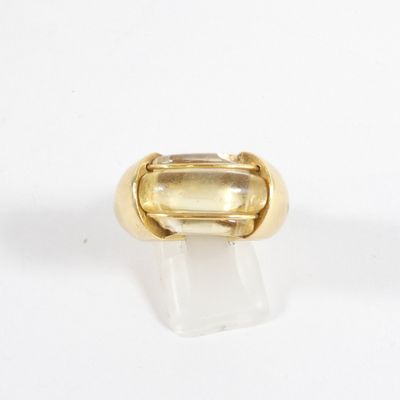 une image représentant une bague en or sertie d'une tourmaline verte