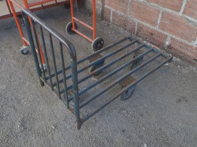 un chariot posé devant un mur de briques
