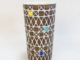 une tasse décorée, posée sur une table