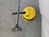 un aspirateur jaune et un seau jaune posés par terre