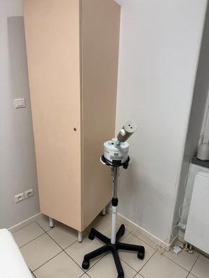 une grande armoire dans un coin d'une petite pièce