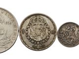 un gros plan sur un ensemble de pièces de monnaie sur fond blanc