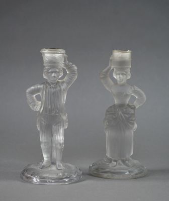 une paire de figurines en verre transparent représentant un homme et une femme